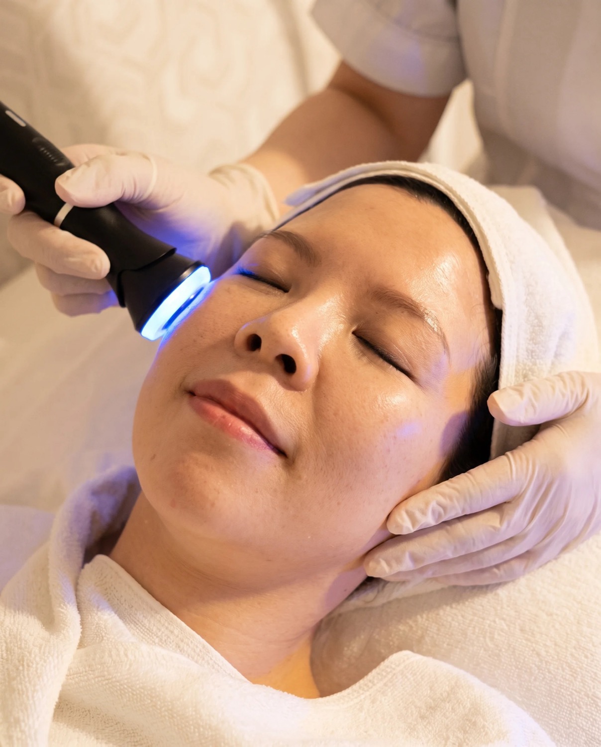 Cryotherapy handpiece driving the collagen firming serum into the skin