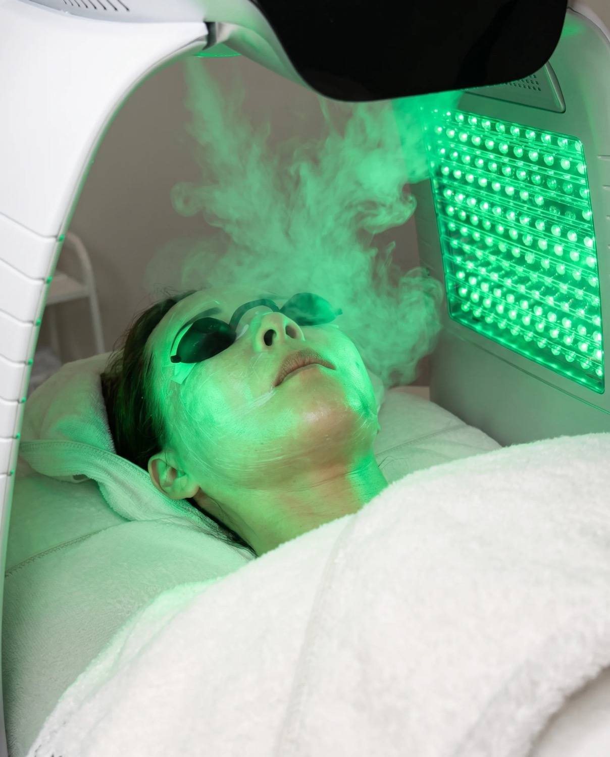 LED light therapy stage of the Collagen Lifting treatment
